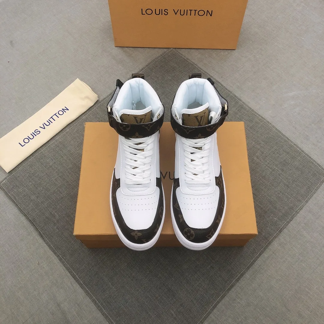 p440 "Couple Style". LV2023 new high-top sports boots are on the market 🎉🎉🎉, made of 1:1 materials on the official website, high-top design interpretation is also popular, imported cowhide is paved with Louis Vuitton's classic pattern, the latest molded original plate flower pattern outsole, sheepskin lining, fashion trend, has become popular around the world [strong][strong][strong] Men's 38 to 44 sizes, women's 35 to 39 sizes🎁🎁No. 067